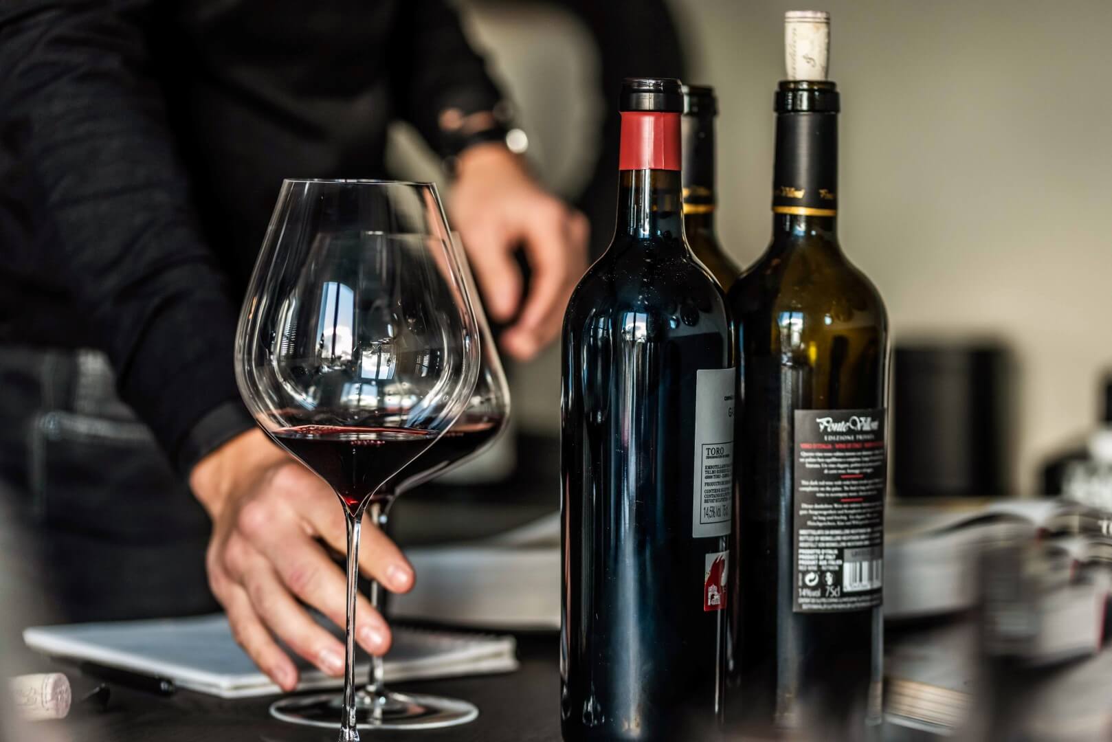 Wijn inschenken tijdens een proeverij van 24Wines