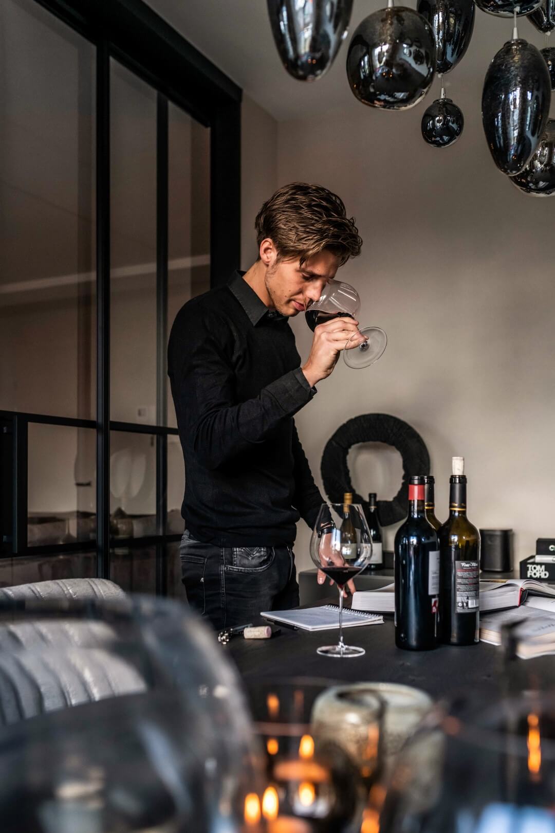 Thom Hagenhoek van 24Wines proeft een wijn tijdens een wijnproeverij